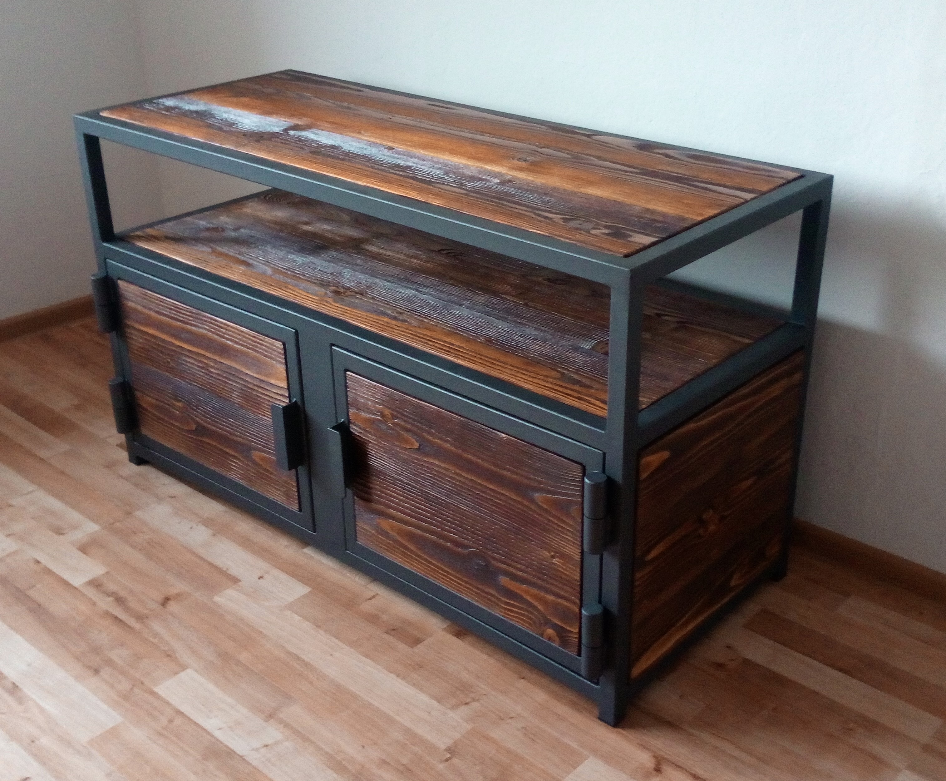 Industriálny dvojdverový TV stolík