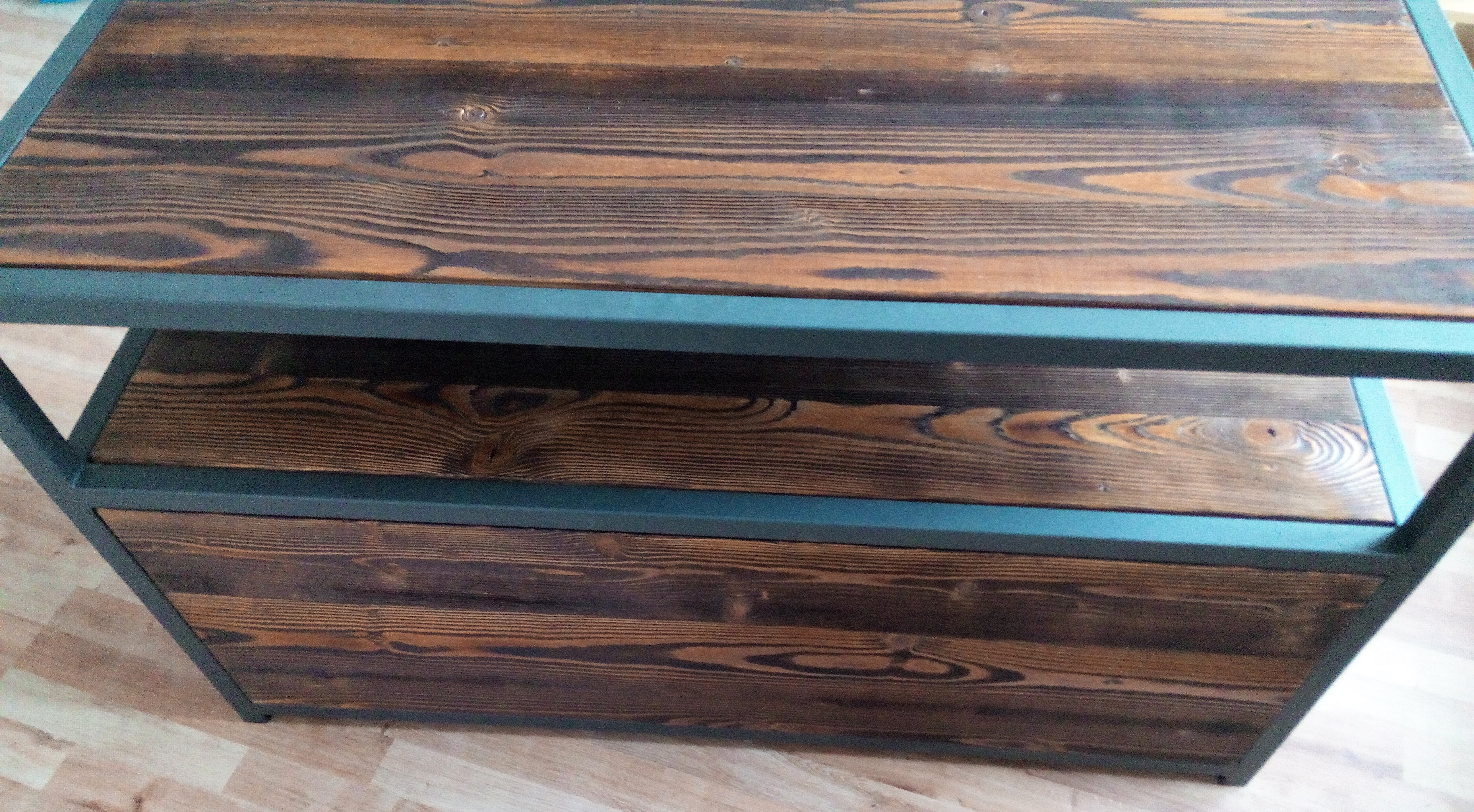 Industriálny dvojdverový TV stolík